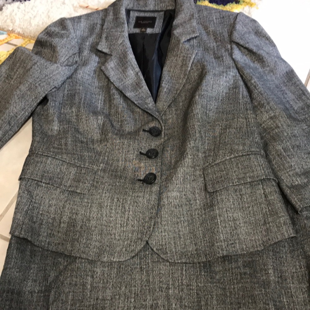Gray Blazer and skirt Suit like New !! Business